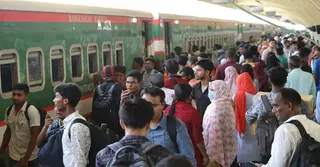 ঝুঁকি নিয়েই নাড়ির টানে বাড়ি ফিরছে মানুষ, আজ চলছে ৬৭টি ট্রেন